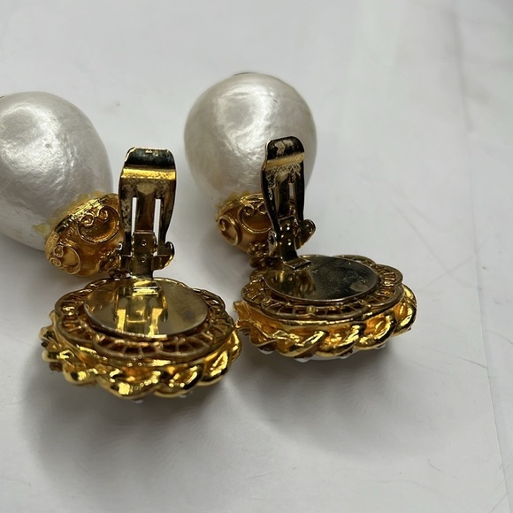 Vintage Pear like Material Drop Clip Earrings - Picture 4 of 9